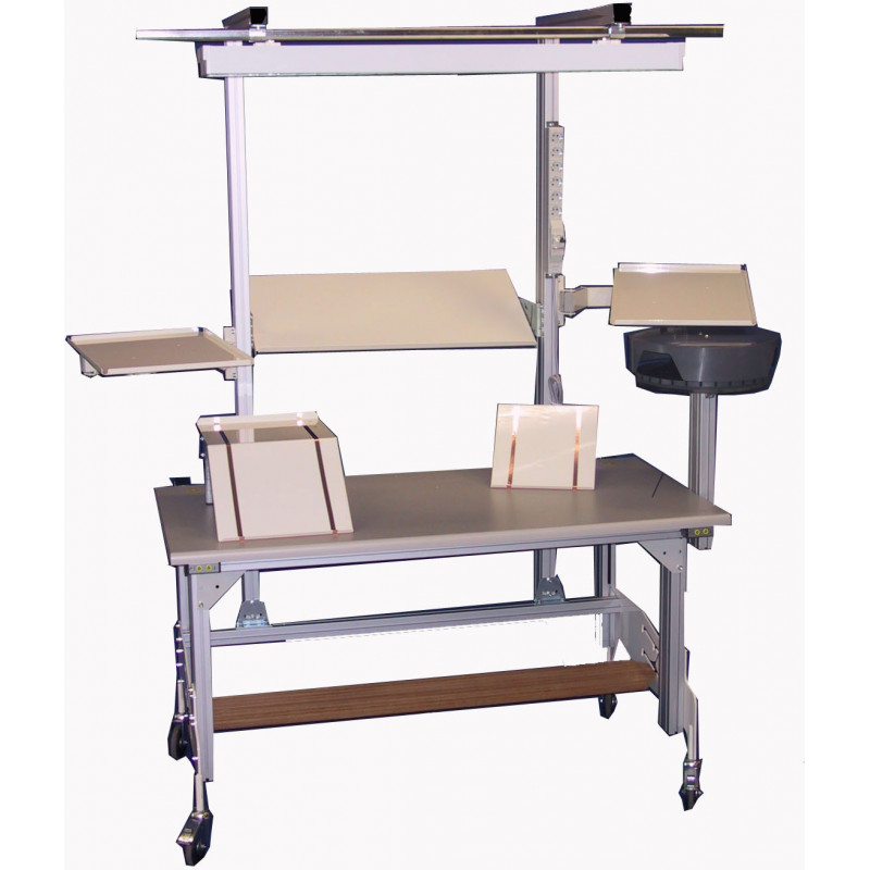 Poste de travail aluminium à hauteur réglable avec aménagements sur-mesure Poste de travail aluminium à hauteur réglable avec aménagements sur-mesure