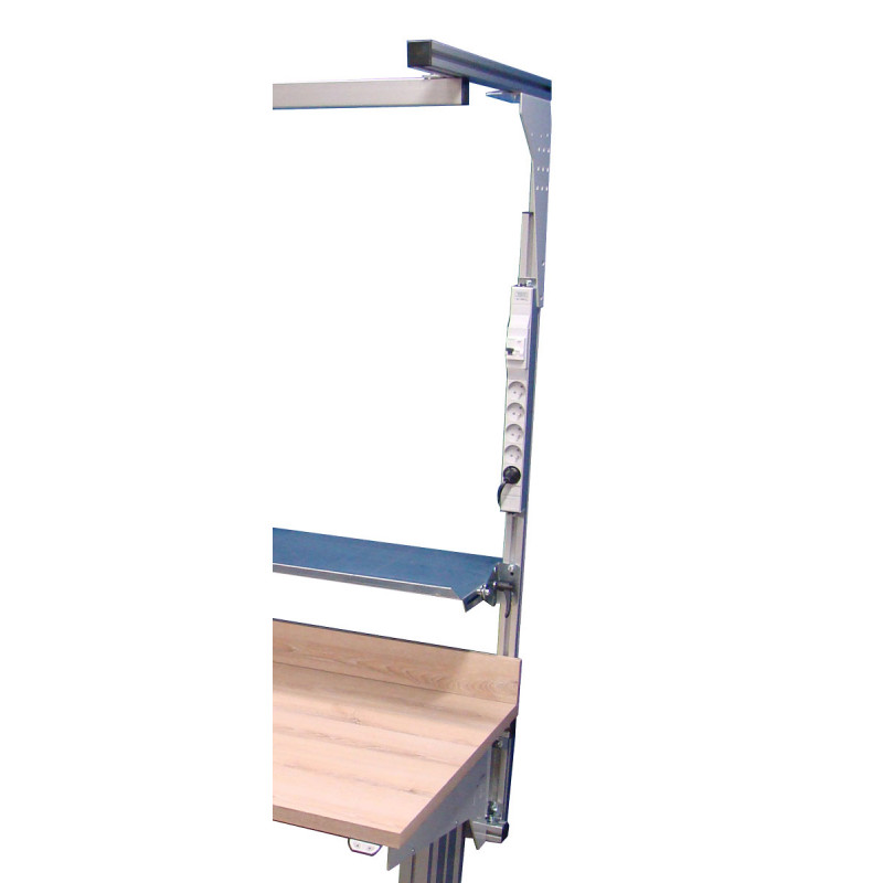 Fixation du bloc-prises sur montant aluminium Fixation du bloc-prises sur montant aluminium