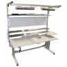 Poste de travail hauteur réglable par manivelle avec aménagement frontal (panneaux perforés, éclairage, tablettes)