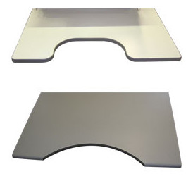 Plateau de forme ergonomique pour postes à montants aluminium